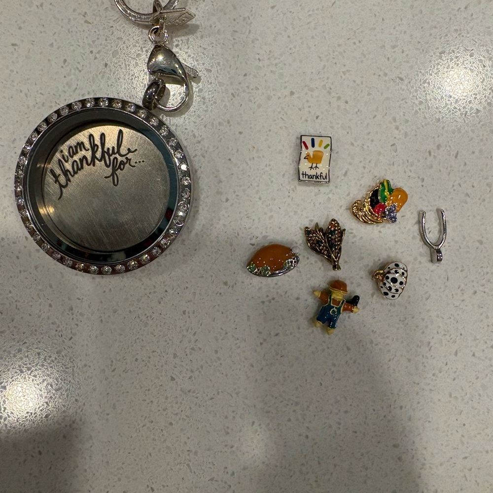 Origami Owl Silver and thankful necklace